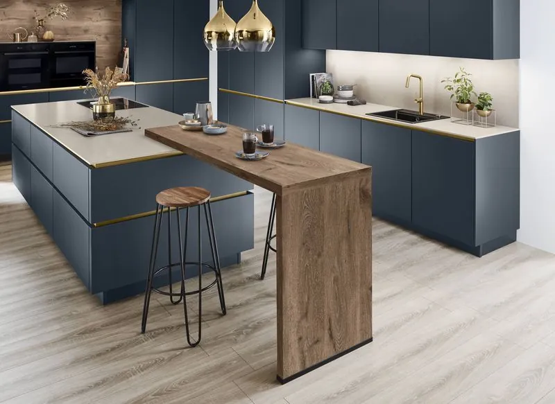 Cuisine moderne bleu nuit et or