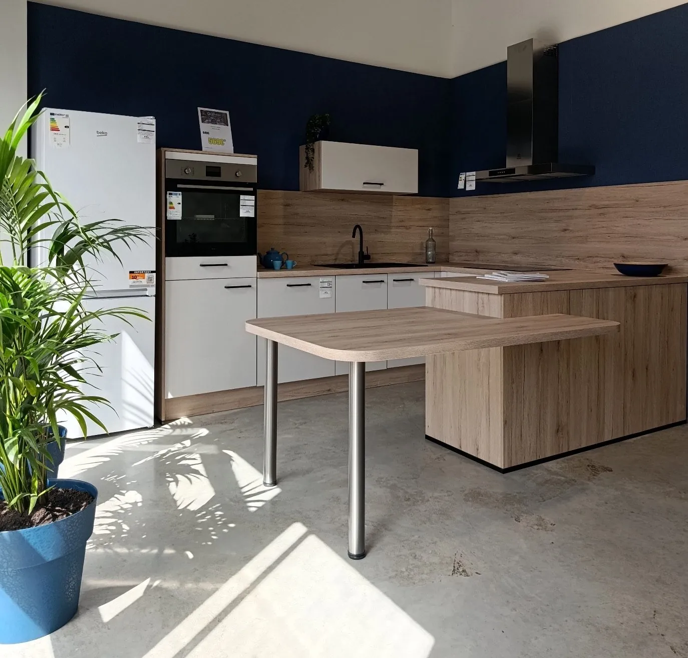 Cuisine grise et bois exposée au showroom Effusion à Mordelles