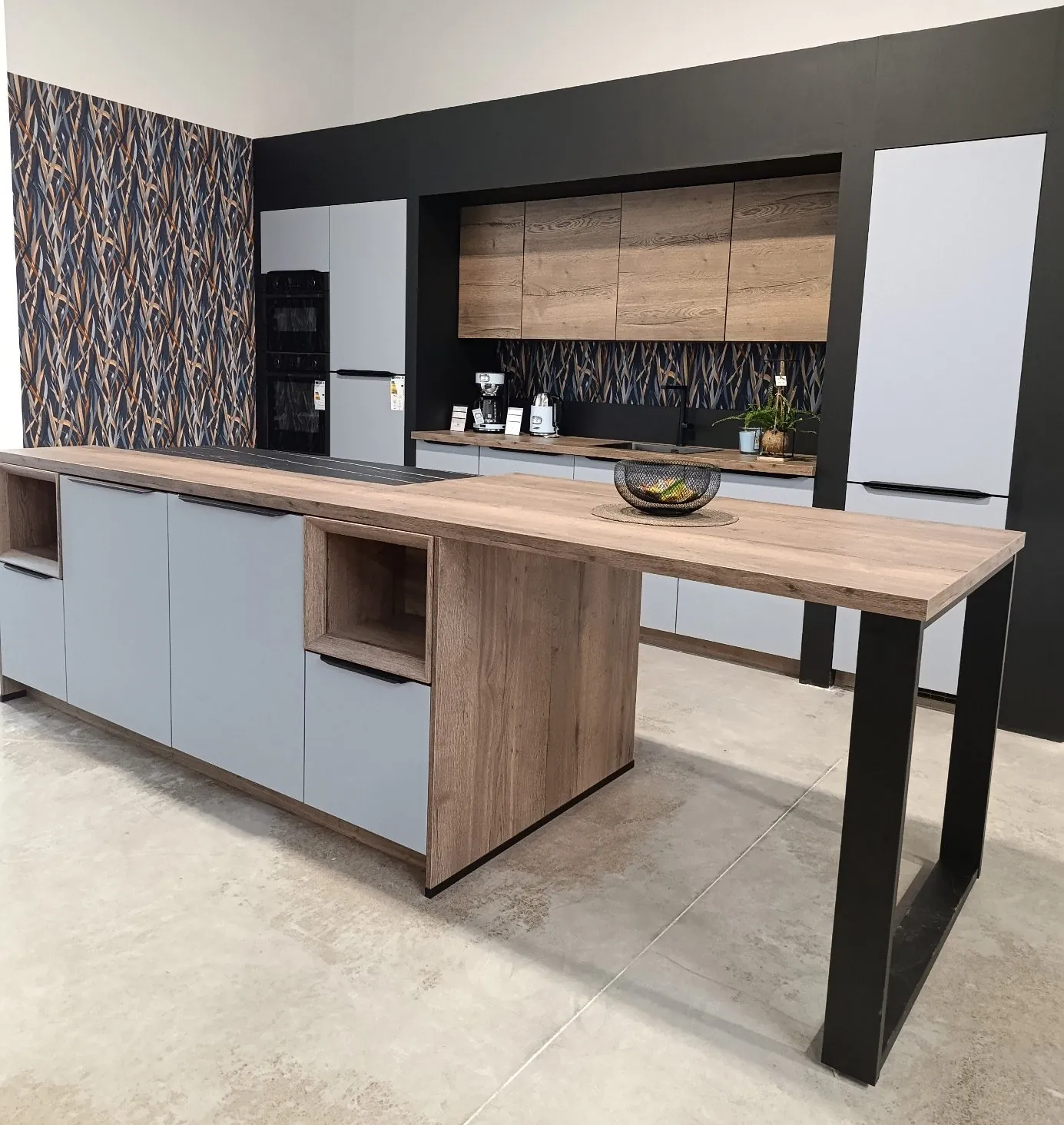 Cuisine blanche et bois avec mur bleu au showroom Effusion à Mordelles
